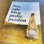 Dani Rovira Instagram – #NosSaleBienPedirPerdón de #LeeKiho

Escritor surcoreano tendente al humor negro. Su primera novela. Los protagonistas son dos pacientes de una institución psiquiátrica que, después de vivir toda su vida allí, quedan libres por un escándalo de corrupción de dicho centro. Su particular manera de ver y sentir el mundo nos llevan a situaciones tan sórdidas como absurdas donde afloran las miserias del ser humano. La culpa, el pecado y la redención como ingredientes en cada una de sus páginas. Una novela curiosa y diferente. 

“En el antiguo reino de Silla, existía un grupo de guerreros poetas llamados Hwarang (muchachos flor). Su misión era salvaguardar lo más importante de su cultura. Hwarang Editorial intenta recuperar ese espíritu y difundir la cultura coreana en el mundo de habla hispana” ♥️

#SuPoquicoDeLectura
#rovirareadings
