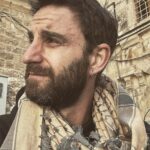 Dani Rovira Instagram – Viajen. Viajen siempre que puedan. Sea lejos o sea a la vuelta de la esquina. Para entender, para aprender y desaprender, para valorar, para abrir la mente, para conocer, para difuminar nuestras fronteras cerebrales, para alejarnos de los fundamentalismos, para agrandar nuestra patria interior. Y porque la vida es un milagro. Sería una pena malgastarla por no querer salir de nuestras cuatro paredes mentales. ♥️ The Holy City Jerusalem