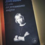 Dani Rovira Instagram – #ElAñoDelPensamientoMágico de #JoanDidion 

Escritora estadounidense. Varias novelas en su haber, ensayos, artículos y críticas en las más importantes revistas sobre cine o política. Con este ensayo (que bien podría parecer una novela) fue finalista del Premio Pulitzer. 

Joan nos relata de una manera descarnada el triste episodio en el que su marido John (también escritor afamado) muere repentinamente de un infarto al corazón el día en que su hija común llevaba casi una semana en la UCI sin saber si sobreviviría o no. Y ahí llega la desazón y la desorientación absoluta de la autora que, de una manera generosa, nos cuenta un año después. La peculiaridad de este libro, y de ahí su título, es que Joan comparte algo que es tan íntimo como nuestros propios pensamientos mágicos sobre su duelo y desgracia. Esos pensamientos mágicos que no atienden a la razón ni a la lógica pero nos hacen transitar el dolor, supongo, con más esperanza. Un ejemplo es cuando va ejecutando todos los procesos burocráticos (incineración, bajas, papeleo, objetos y cosas personales…), pero hay un par de zapatos de los que no se deshará, por si algún día vuelve, tenga unos zapatos que ponerse. Solo de escribirlo, me pone los pelos de punta. Es un libro valiente, desde luego. 

He ido haciendo el ejercicio de buscar mis propios pensamientos mágicos a raíz de la marcha de un ser querido y he de reconocer que me han aflorado muchos en estos últimos tiempos. Y no tienen sentido. Y no atienden a la lógica, pero creo que sirven para lidiar con el dolor. Para aferrarte a una esperanza irreal mientras el duelo invade tu vida y el alma va curando. 

Creo que es una herramienta sana para cuando el suelo se cae a tus pies y la pérdida te deja en un vacío que asusta. Si estos pensamientos son asideros para no caer en pozos infinitos de oscuridad, pues bienvenidos sean.  A mí me sirven. 

#SuPoquicoDeLectura
#RoviraReadings