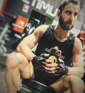 Dani Rovira Instagram - Hagan ejercicio y posterguen los achaques. 
#SuPoquicoDeDeporte
#GoVegan 🌱