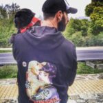Dani Rovira Instagram – No me acuerdo de mi vida sin ti, amor mío. Tendré que volver a aprender a SER sin ti. Lo has luchado hasta donde has podido. Pero hoy ha tocado decirte adiós. No imaginaba que un adiós pudiese ser tan bonito y a la vez tan  doloroso. Has sido el regalo más bonito que me ha dado la vida. Tengo el alma en mil pedazos. Mi compañera, mi amor, mi toma de tierra. Nunca podré agradecerte el amor que me has dado a mí y a tanta gente. Te has ido tranquila, en casa, con tu cabecita junto a la mía, sin protestar, aceptando que ya llegaba el final. Recuerdo hace casi 12 años cuando llegaste a casa y desde ese día, ya no fui el mismo. He conocido el amor incondicional contigo. Soy mejor persona desde que llegaste a mi vida. Te amo, mi pequeña yunque. Dile a Buyito, si le ves, que cuide de ti, y que también le echo de menos. Si soy más humano ha sido gracias a ti. Y gracias a ti, pude abrir la puerta de mi amor por todos los animales. Espero haber estado a la altura de ti, el ser vivo más especial que jamás he conocido. Mi amor, duele, duele tanto que no hay consuelo. Descansa…ojalá donde estés, todo esté lleno de flores, para que tengas todo el tiempo para olerlas. Porque la vida va de eso. Gracias por enseñarme tanto. Gracias a todos los que la habéis querido tanto. 
Mi vida, mi amor, mi compañera. Te AMARÉ siempre.