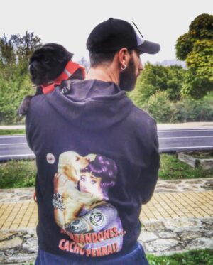 Dani Rovira Instagram - No me acuerdo de mi vida sin ti, amor mío. Tendré que volver a aprender a SER sin ti. Lo has luchado hasta donde has podido. Pero hoy ha tocado decirte adiós. No imaginaba que un adiós pudiese ser tan bonito y a la vez tan  doloroso. Has sido el regalo más bonito que me ha dado la vida. Tengo el alma en mil pedazos. Mi compañera, mi amor, mi toma de tierra. Nunca podré agradecerte el amor que me has dado a mí y a tanta gente. Te has ido tranquila, en casa, con tu cabecita junto a la mía, sin protestar, aceptando que ya llegaba el final. Recuerdo hace casi 12 años cuando llegaste a casa y desde ese día, ya no fui el mismo. He conocido el amor incondicional contigo. Soy mejor persona desde que llegaste a mi vida. Te amo, mi pequeña yunque. Dile a Buyito, si le ves, que cuide de ti, y que también le echo de menos. Si soy más humano ha sido gracias a ti. Y gracias a ti, pude abrir la puerta de mi amor por todos los animales. Espero haber estado a la altura de ti, el ser vivo más especial que jamás he conocido. Mi amor, duele, duele tanto que no hay consuelo. Descansa…ojalá donde estés, todo esté lleno de flores, para que tengas todo el tiempo para olerlas. Porque la vida va de eso. Gracias por enseñarme tanto. Gracias a todos los que la habéis querido tanto. 
Mi vida, mi amor, mi compañera. Te AMARÉ siempre.