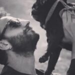 Dani Rovira Instagram – No me acuerdo de mi vida sin ti, amor mío. Tendré que volver a aprender a SER sin ti. Lo has luchado hasta donde has podido. Pero hoy ha tocado decirte adiós. No imaginaba que un adiós pudiese ser tan bonito y a la vez tan  doloroso. Has sido el regalo más bonito que me ha dado la vida. Tengo el alma en mil pedazos. Mi compañera, mi amor, mi toma de tierra. Nunca podré agradecerte el amor que me has dado a mí y a tanta gente. Te has ido tranquila, en casa, con tu cabecita junto a la mía, sin protestar, aceptando que ya llegaba el final. Recuerdo hace casi 12 años cuando llegaste a casa y desde ese día, ya no fui el mismo. He conocido el amor incondicional contigo. Soy mejor persona desde que llegaste a mi vida. Te amo, mi pequeña yunque. Dile a Buyito, si le ves, que cuide de ti, y que también le echo de menos. Si soy más humano ha sido gracias a ti. Y gracias a ti, pude abrir la puerta de mi amor por todos los animales. Espero haber estado a la altura de ti, el ser vivo más especial que jamás he conocido. Mi amor, duele, duele tanto que no hay consuelo. Descansa…ojalá donde estés, todo esté lleno de flores, para que tengas todo el tiempo para olerlas. Porque la vida va de eso. Gracias por enseñarme tanto. Gracias a todos los que la habéis querido tanto. 
Mi vida, mi amor, mi compañera. Te AMARÉ siempre.