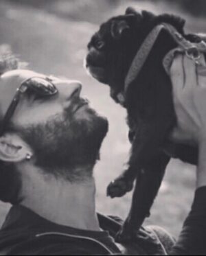Dani Rovira Instagram - No me acuerdo de mi vida sin ti, amor mío. Tendré que volver a aprender a SER sin ti. Lo has luchado hasta donde has podido. Pero hoy ha tocado decirte adiós. No imaginaba que un adiós pudiese ser tan bonito y a la vez tan  doloroso. Has sido el regalo más bonito que me ha dado la vida. Tengo el alma en mil pedazos. Mi compañera, mi amor, mi toma de tierra. Nunca podré agradecerte el amor que me has dado a mí y a tanta gente. Te has ido tranquila, en casa, con tu cabecita junto a la mía, sin protestar, aceptando que ya llegaba el final. Recuerdo hace casi 12 años cuando llegaste a casa y desde ese día, ya no fui el mismo. He conocido el amor incondicional contigo. Soy mejor persona desde que llegaste a mi vida. Te amo, mi pequeña yunque. Dile a Buyito, si le ves, que cuide de ti, y que también le echo de menos. Si soy más humano ha sido gracias a ti. Y gracias a ti, pude abrir la puerta de mi amor por todos los animales. Espero haber estado a la altura de ti, el ser vivo más especial que jamás he conocido. Mi amor, duele, duele tanto que no hay consuelo. Descansa…ojalá donde estés, todo esté lleno de flores, para que tengas todo el tiempo para olerlas. Porque la vida va de eso. Gracias por enseñarme tanto. Gracias a todos los que la habéis querido tanto. 
Mi vida, mi amor, mi compañera. Te AMARÉ siempre.