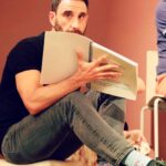 Dani Rovira Instagram – En los ensayos de la lectura dramatizada de #LaVenganzaDeDonMendo comandada por nuestro querido @rellan_miguel y un elenco maravilloso. Me tocó ser el narrador y me lo pasé como un gato con un láser. 

Fue uno de los AHORAS más bonitos del 2023. Sigamos pues, buscando los AHORAS que nos mantienen vivos. Lleguen cuando lleguen, sean cuando sean. 

(📸 Noem G.) Ateneo de Madrid