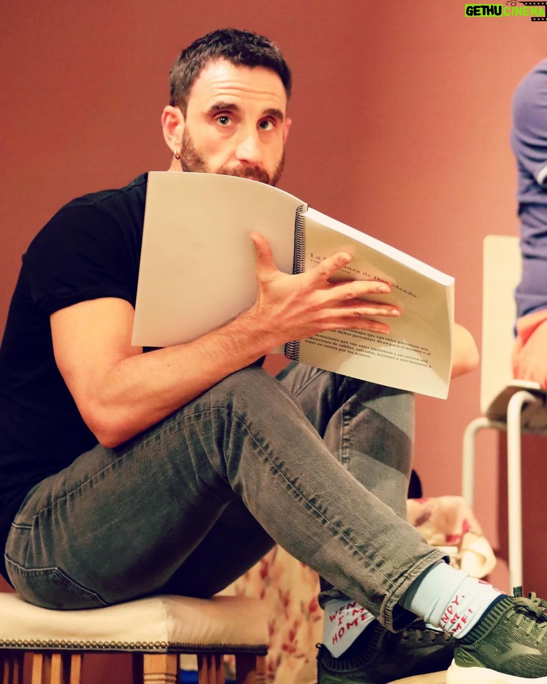Dani Rovira Instagram - En los ensayos de la lectura dramatizada de #LaVenganzaDeDonMendo comandada por nuestro querido @rellan_miguel y un elenco maravilloso. Me tocó ser el narrador y me lo pasé como un gato con un láser. Fue uno de los AHORAS más bonitos del 2023. Sigamos pues, buscando los AHORAS que nos mantienen vivos. Lleguen cuando lleguen, sean cuando sean. (📸 Noem G.) Ateneo de Madrid