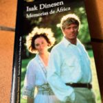 Dani Rovira Instagram – #MemoriasDeÁfrica de #IsakiDinesen

“Yo tenía una granja en África, al pie de las colinas de Ngong…”

Así comienza la novela que encumbró a la autora convirtiéndola en una  imprescindible en la literatura contemporánea. 

Escrito de manera exquisita, son unas memorias que recuerdan al más puro género pastoril. Donde la verdadera historia de amor surge de la protagonista con la región de África en la que se instaló durante diecisiete años, sacando adelante terrenos, una pequeña granja y una plantación de café. Su relación con el entorno, las costumbres, las formas de pensar, decir y sentir de “masais”, “kikuyus”, “somalíes”, “europeos” son el motor de la novela. La literatura que destila es de una belleza apabullante, ya sea describiendo los atardeceres en sus hermosas colinas o escenas de crudeza perpetradas por el humano o por el animal. 

Ha sido bonito acompañar a esta mujer en estos capítulos vitales a las faldas de las colinas de Ngong. Léanla. Sin presentismos, sin autoridades morales…déjense llevar por esta bellísima literatura. 

#SupoquicoDeLectura
#RoviraReadings