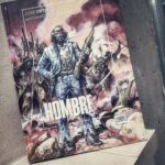 Dani Rovira Instagram – #Hombre de #JoséOrtiz y #AntonioSegura 

Maravilloso primer tomo de una reedición exquisita. Hombre se serializó en las revistas #Cimoc y #K.O. entre 1981 y 1994

Una de las sagas más memorables en la historia del cómic nacional gracias al inconmensurable talento de Ortiz y Segura. 

De nuevo, os invito a olvidaros del presentismo y disfrutar de estas tiras que son de una fuerza que dan hasta vértigo. 

Un planeta apocalíptico donde #Hombre va pasando por diferentes historias de 8-10 páginas. 

Es una evocación personal, pero es algo así como si mezcláramos las condiciones y el contexto de Mad Max y la esencia de los personajes de las crudas historias de bandoleros. 

Emociones como la mezquindad, la miseria, los instintos más primarios, la violencia y, rara vez, la lealtad y la luz, afloran en cada historia donde los autores nos colocan constantemente en lugares incómodos pero hipnóticos. El instinto de supervivencia aflora en cada página mostrándonos la más baja condición humana. De ahí, que cada gesto con trazas de humanidad en estas historias, emocionan y agarran fuerte.  Testosterona al servicio de la creatividad y del crear arte…

Si os gusta viajar en el tiempo a través del sofá y adentraros en la experiencia retadora y cruda de un CÓMIC con mayúsculas…a por él. 

#SuPoquicoDeLectura
#RoviraReadings