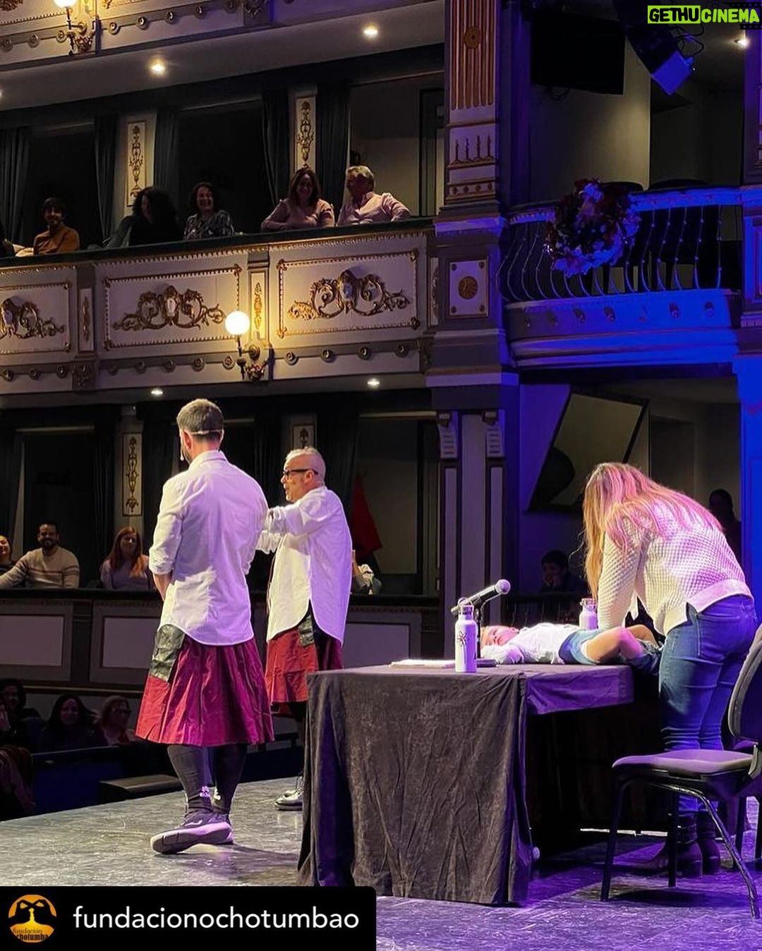 Dani Rovira Instagram - • @fundacionochotumbao Desde el escenario, compartiendo humor y solidaridad con miles de personas: así despedimos la 11ª edición de las galas “¿Quieres ayudar conmigo?” 🧡 😍 Gracias @arturogcampos por tu generosidad infinita al acompañar un año más a nuestro cofundador @danirovira en su ciudad natal que tanto te quiere, #Málaga 📍 🎭 Gracias por sumaros a esta galas tan especiales para nosotros @rafa1villena, @tomasada, @manolosarriatv y @chambao_oficial. 🎤 Gracias a @manquitaproduc, @joselitorovira y @javitatay3 por hacerlo posible. 🙌 Gracias a nuestrxs voluntarias y voluntarios por apoyar a Efemérido en la venta del merchan solidario. 🫂 Y sobre todo, GRACIAS a todxs los asistentes por ayudarnos a ayudar a nuestras 12 asociaciones malagueñas : @adanermalaga @asociacionaltamar @downmalaga @malagaacoge @angelesnoche @asoc_avoi @jomad_malaga ocupa_2 @aspaym.malaga @somosnupa #Al-Farala @protemlg GRACIAS siempre por ayudarnos a ayudar. 🫶 ¡Seguimos! #Ochotumbao
