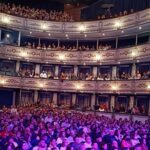 Dani Rovira Instagram – • @fundacionochotumbao Desde el escenario, compartiendo humor y solidaridad con miles de personas: así despedimos la 11ª edición de las galas “¿Quieres ayudar conmigo?” 🧡 

😍 Gracias @arturogcampos por tu generosidad infinita al acompañar un año más a nuestro cofundador @danirovira en su ciudad natal que tanto te quiere, #Málaga 📍

🎭 Gracias por sumaros a esta galas tan especiales para nosotros @rafa1villena, @tomasada, @manolosarriatv y @chambao_oficial. 

🎤 Gracias a @manquitaproduc, @joselitorovira y @javitatay3 por hacerlo posible.

🙌 Gracias a nuestrxs voluntarias y voluntarios por apoyar a Efemérido en la venta del merchan solidario.

🫂 Y sobre todo, GRACIAS a todxs los asistentes por ayudarnos a ayudar a nuestras 12 asociaciones malagueñas : @adanermalaga @asociacionaltamar @downmalaga @malagaacoge @angelesnoche @asoc_avoi @jomad_malaga ocupa_2 @aspaym.malaga @somosnupa #Al-Farala @protemlg 

GRACIAS siempre por ayudarnos a ayudar. 🫶 ¡Seguimos!

#Ochotumbao
