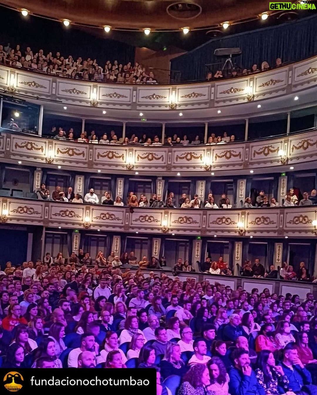 Dani Rovira Instagram - • @fundacionochotumbao Desde el escenario, compartiendo humor y solidaridad con miles de personas: así despedimos la 11ª edición de las galas “¿Quieres ayudar conmigo?” 🧡 😍 Gracias @arturogcampos por tu generosidad infinita al acompañar un año más a nuestro cofundador @danirovira en su ciudad natal que tanto te quiere, #Málaga 📍 🎭 Gracias por sumaros a esta galas tan especiales para nosotros @rafa1villena, @tomasada, @manolosarriatv y @chambao_oficial. 🎤 Gracias a @manquitaproduc, @joselitorovira y @javitatay3 por hacerlo posible. 🙌 Gracias a nuestrxs voluntarias y voluntarios por apoyar a Efemérido en la venta del merchan solidario. 🫂 Y sobre todo, GRACIAS a todxs los asistentes por ayudarnos a ayudar a nuestras 12 asociaciones malagueñas : @adanermalaga @asociacionaltamar @downmalaga @malagaacoge @angelesnoche @asoc_avoi @jomad_malaga ocupa_2 @aspaym.malaga @somosnupa #Al-Farala @protemlg GRACIAS siempre por ayudarnos a ayudar. 🫶 ¡Seguimos! #Ochotumbao