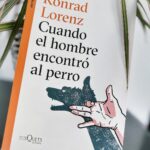 Dani Rovira Instagram – #CuandoElHombreEncontróAlPerro de #KonradLorenz

Uno de los etólogos más importantes del siglo XX nos desgrana parte de su conocimiento sobre esta especie fascinante que es el perro. Las teorías que nos alumbran los momentos puntuales en los que el hombre y el perro decidieron formar equipo. Fueron nuestros antepasados los que empezaron esta relación con los lobos y los chacales y, en ocasiones, también con el dingo. 

Este libro se editó en el año 1975, luego no es justo hacer ciertas valoraciones sobre cierta sensibilidad a la hora de maneras de afrontar el adiestramiento o educación canina de cara a la convivencia. El castigo es algo que hace años desdeñé de la ecuación a la hora de tratar con perros. Dejen el presentismo a un lado y disfruten de esta joya. 

Dicho esto, la importancia de este libro y su autor no merma ni un ápice. Temas como la fidelidad, perros y niños, la moral, críticas a la cría de perros, la conciencia, la muerte. He aprendido mucho. Y la forma de narrar todo este conocimiento es deliciosa. El autor, además de etólogo, escribía realmente bien. 

Creo que es responsabilidad de todos, aprender sobre este animal fascinante que comparte de manera fiel e incondicional la historia de nuestras vidas. 

Gracias @nestorcalvopichardo por el regalo tan acertado. ❤️

#SuPoquicoDeLectura
#RoviraReadings