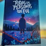 Dani Rovira Instagram - #TodasLasPersonasQueFui de @alfonsocasas Hace un tiempo me leí su maravillosa obra #Monstruosamente (podéis verlo en mi IG) y pensé que sería imposible sacar otra novela gráfica a ese nivel. Pues (afortunadamente) me equivoqué. Los monstruos que nos acompañan toda la vida no son los de la pantalla final del juego. En “Todas las personas que fui”, Alfonso desnuda su alma y nos hace partícipe de su catarsis, como persona y como dibujante. En una atmósfera seudo fantástica, onírica y arquetípica, el prota va descubriendo las capas que cubren su principal miedo. Mucha terapia en las espaldas, intuyo, mucha psicología Jungiana y mucho querer entrar en el núcleo del miedo y el dolor. A veces “Viaje de Chihiro”, a veces “Beau tiene miedo”, a veces “Un Monstruo viene a verme”…no sé, son tantos asideros referenciales los de este cómic, que me ha volado la cabeza. Qué sensibilidad, qué sentido del humor, qué hondura y que valiente hacer algo así. Todos los que estéis pasando por una etapa oscura y de crisis existencial y de dudas sobre tu propio ser, por favor, haceros este regalo. Me ha dejado bastante tocado, para bien. El arte debe remover, debe hacerte de espejo, debe dejarte algo diferente de a como estabas antes de hacer la inmersión. Gracias Alfonso por plasmar en tus viñetas las emociones que muchos sentimos y hacer que me haya sentido un poco menos solo. #SuPoquicoDeLectura #RoviraReadings