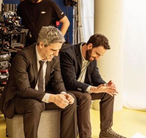 Dani Rovira Instagram - Esta foto resume lo que es trabajar con mi querido y admirado @ernestosevillaoficial 
Ya acabó el rodaje de #CuerpoEscombro
El 9 de Agosto en cines. Va a ser muy “fuerta” esta película.

📷 @davidherranzfoto