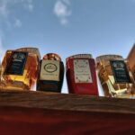 Dani Rovira Instagram – Hace un par de años, que mi hermanito @davidperdomo me introdujo en el fascinante mundo de los perfumes. No pensaba que a través del olfato pudiera experimentar momentos tan mágicos y creativos. Ya no uso siempre el mismo…juego con ellos. Depende del momento, depende de la emoción, depende del día, depende de mí, depende del otro. Y todos esos “dependes” me han llevado a conocer un poquito más el inabarcable universo olfativo. Y he llegado a la conclusión de que cuanto más sé, menos idea tengo. 

Fui invitado por David a @elnichopodcast_ (la verdad es que estaba de okupa tres días en su casa y me dijo, ya que estás, grabamos), y desde entonces se ha convertido en uno de mis PODCASTS de cabecera. 

Y en el programa diez, apareció @danieljosierperfumes 
Hacía mucho tiempo que nadie me volaba la cabeza como lo hizo este hombre en aquella charla con David. Ya usaba AMBRE TABAC (primero por la izquierda) y me parecía una locura. Este hombre tuvo a bien regalarme algunas de sus joyas (History In Drops, Heart Attack, Green Leather) y además, cuando te sumerges en la historia que tiene cada creación, entiendes que algunos perfumistas, además de ser maestros de la alquimia, son autores y artistas. Y Josier lo es. Porque hace magia con sus creaciones, porque a través del olfato, te transporta a lugares que ninguno de los otros 4 sentidos te puede llevar. Es un contador de historias, a través de la creación de olores. 

Es una cabeza privilegiada que piensa fuera de la “línea marcada por puntos”. Siempre he pensado que es bueno separar al autor de su obra, en todas las artes, porque si no coincide, tendemos a defraudarnos o a rechazarlos. Craso error (dicho sea de mi paso). Pero Daniel es de esos que cuando empiezas a conocerle, entiendes que su obra también sea sublime. 

Gracias por avivar el avispero de mi curiosidad en este mundo infinito de las esencias. Y a ti, David, por abrirnos estas aguas y poder caminar por donde nunca lo hice.
