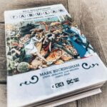 Dani Rovira Instagram – #Fábulas de #BillWillingham y #MarkBuckingham

“Cuando la vil criatura conocida como el ADVERSARIO conquistó las Tierras Natales, todos los personajes del folclore fueron expulsados y obligados a ocultarse como ciudadanos de a pie en la Nueva York moderna. Ahora estas fábulas residen en una comunidad mágica y secreta en un edificio de apartamentos de lujo en el Upper West Side conocida como Villa Fábula”. 

1.200 páginas de pura fantasía y entretenimiento. Y solo es el primer volumen de los 4 que ha creado a lo largo de su vida el autor, junto a diferentes dibujantes. 

Una revisión moderna, subversiva y punki de prácticamente todos los personajes más conocidos del folclore histórico mundial. Personajes de cuentos de toda la vida asumiendo diferentes roles y mostrando caracteres y personalidades muy diferentes de como siempre los hemos conocido. Príncipe Azul, San Jorge y el Dragón, Caperucita, Blancanieves, el Lobo Feroz, Pinocho, Mowgli, Hansel y Gretel, Los Tres Cerditos…están todos, pero no todos son como los conocemos. 

Una explosión cerebral desde la primera página. Tramas inteligentes, adultas y trenzadas de maneras muy interesantes e imprevisibles. 

Dejaré en barbecho la saga unos meses, y pronto atacaré el volumen II. 

Gracias siempre a mi 🐫 de lecturas, @arturogcampos 

#SuPoquicoDeLectura
#RoviraReadings
