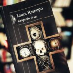 Dani Rovira Instagram – #LeopardoAlSol de #LauraRestrepo 

Escritora Colombiana nacida en los 50, prolífica y multipremiada, destaca su premio #Alfaguara con su novela #Delirio (la estoy comprando ya). 

Original thriller sobre la venganza entre dos familias de narcotraficantes. 
 
 Nando Barragán empieza dando muerte a su primo hermano, Adriano Monsalve. Desde ese luctuoso y oscuro acontecimiento comienza la historia de estas dos familias basada en el odio, la revancha y la muerte. A pesar de lo terrible del asunto, establecen ciertos códigos atendiendo al honor de cada familia.

Pero básicamente, la sangre con sangre se paga y la eterna contienda sólo dará fin cuando un clan haya asesinado a todos los miembros varones del otro. La autora, que alberga una literatura deliciosa y un conocimiento de la lengua poderosísimo deja caer auténticas cabriolas gramaticales dignas de uno de sus referentes, el gran “Gabo”.

Es interesante cómo, ante el protagonismo testosterónico de sus hombres protagonistas, pone en valor de manera sutil pero contundente a la vez, el papel de las mujeres en esta novela de odios enquistados, que luchan hasta las últimas consecuencias la vida de sus hijos que, por reglamento interfamiliar, entran a ser objetivo de las venganzas históricas. 

Seguro que caerá otro título porque me ha embelesado su escritura. 

#SuPoquicoDeLectura
#RoviraReadings