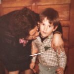 Dani Rovira Instagram – Te llamabas María, aunque muchos te decían “Mariquita la Forastera”, por tus regresos pródigos a tu cuna, Casarabonela. 

Has estado a días de cumplir las 94 vueltas solares…pero hace sólo dos que decidiste dejar de girar y convertirte tú en estrella. Ahora que te giren a ti, ¿verdad?

Moderna, sacrificada, coqueta y puñetera. Decidiste separarte a los 70 años porque aprendiste que nunca es tarde si la libertad es buena. 

Cariñosa. Feminista por instinto y graciosa por defecto. La mujer más divertida e ingeniosa que he amado en la vida. 

Como nieto, llevo días buscando los “peros” en mi cabeza, pero no te los he podido encontrar. 

Gracias por tu hombro incondicional a mi madre cuando cuatro criaturas la retábamos constantemente. Crecimos felices a tu lado, con una banda sonora constante de coplas que nos dejas pegadas en la suela del corazón. 

Te has ido tranquila, cogida de nuestras manos. Sólo tú has podido conseguir generar montañas de amor que llegaron a no caber en esa pequeña habitación de hospital. 

Solo tengo palabras de agradecimiento, abuela. Gracias por esperar lo suficiente y darnos el tiempo que necesitábamos para abrazarte, besarte y cogerte la manita. Por darnos la última oportunidad de darte las GRACIAS y los TE QUIEROS que nos quemaban dentro. 

Dejas un hueco enorme, porque te llevas un trocito de nuestro corazón. Un lugar que no querremos llenar con otra cosa que no sea con tu recuerdo. 

Nunca te irás del todo, porque siento que parte de ti vivirá siempre en mí. Tu semilla de la gracia y el cachondeo ha sido el mayor regalo. Soy como soy por haber sido tú como fuiste. 

Una vez conseguiste levantarme un castigo para que pudiera pisar mis primeras tablas en un teatro con tan solo 9 años. Necesitabas verme haciendo “Ganas de reñir” de los hermanos Quintero. Fuiste la clave de mi vida, abuela. 
Creíste en mí, sin saber lo que vendría después. 

Tu última lección de belleza y ternura en nuestro adiós no la olvidaremos jamás. 

Descansa amor mío. Lo mereces. Nosotros seguiremos cuidándonos, como nos enseñaste. Vuelves a tu lugar de origen. Allí las estrellas te seguirán llamando, “La Forastera”. 

Te querremos siempre. ❤️‍🩹