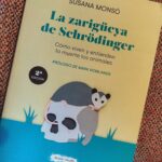 Dani Rovira Instagram – #LaZarigüeyaDeSchrödinger de #SusanaMonsó

Un extenso y pormenorizado tratado sobre cómo los animales se relacionan, viven y entienden la muerte. 

Casos como la hormiga que asistió a su propio entierro, la ballena que paseó durante días a su bebé muerto, el elefante que coleccionaba marfil, el chimpancé que jugaba a mamás y papás con los cadáveres, o el animal humano que lleva flores a los muertos. 

Desde una perspectiva y lenguaje filosófico y a través de herramientas como silogismos, observación no antropocéntrica y lógica, la autora nos pone en contexto sobre el “concepto de la muerte” y se explaya en ejemplos diversos sobre los diferentes seres del reino animal y su relación con ésta. 

¿Son conscientes de ella?, ¿Saben que van a morir?, ¿saben que la depredación conlleva arrebatar la vida a otro ser?, ¿sienten la muerte de un familiar como tal?

¿Somos el único ser (animal también, no se nos olvide) que tiene conciencia de muerte? ¿Es quizá nuestro antropocentrismo lo que nos impide asumir otras formas de interactuar con ella?

Tengo que decir que este libro me ha volado la cabeza. Rigurosa, exigente y metódica en los razonamientos y en las exposiciones, la autora se atreve a abordar un tema harto complejo. Quitarnos el traje de humano y observar al resto de seres de la naturaleza interactuar con el concepto “vida y muerte”. Si consiguiéramos quitarnos el velo y dejar de ver nuestro ombligo humano, podríamos aprender mucho de los que llamamos, de manera soberbia, seres no racionales. 

Hay partes algo más densas, pero podría serlo más de no ser por lo fácil que lo pone y el trabajo sublime de #SusanaMonzó de llevar conceptos filosóficos complejos y elevados a tierra, donde los neófitos en todo, podamos entender, aprender y expandir. 

Gracias @plazayvaldes siempre por la valentía y osadía en vuestras publicaciones. 

#SupoquicoDeLectura
#RoviraReadings