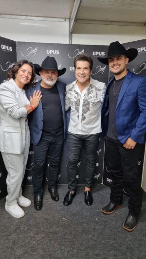 Daniel Instagram - Ontem, no show em Franca/SP, além de ser recebido pelo público com imenso carinho, tive a honra da visita do meu amigo @rionegrocantor, da dupla @rionegroesolimoes, acompanhado por seu filho super talentoso @joaonevescantor. Eles me proporcionaram a alegria de subir ao palco e cantarmos juntos ‘Não Precisa Perdão’ e ‘Frio da Madrugada’. São momentos e registros assim que a gente guarda no coração. @solimoescantor, você fez falta, meu amigo!! Até breve, Franca!! Até breve meus amigos!! Com Deus e uma excelente semana pra todos!! ❤️🙌🏻