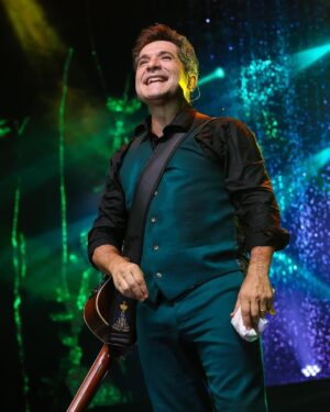 Daniel Instagram - Expressar gratidão é uma bela maneira de reconhecer o amor e o apoio que recebemos ao longo da vida. Transmitir sorrisos e música como forma de agradecimento é uma maneira única e significativa de mostrar apreço pelas pessoas especiais que encontramos em nossa jornada. Essa demonstração de gratidão e afeto pode criar laços ainda mais fortes e transmitir uma mensagem de amor e alegria. ❤️🌹

Fotos Incríveis: @danidosite
. . . 
#DanielNaEstrada #Daniel40Anos #DanielCelebraJoãoPauloeDaniel #ProduçãoDaniel