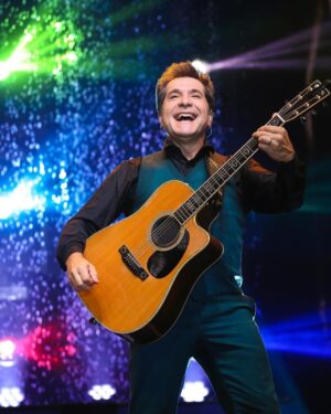 Daniel Instagram - Expressar gratidão é uma bela maneira de reconhecer o amor e o apoio que recebemos ao longo da vida. Transmitir sorrisos e música como forma de agradecimento é uma maneira única e significativa de mostrar apreço pelas pessoas especiais que encontramos em nossa jornada. Essa demonstração de gratidão e afeto pode criar laços ainda mais fortes e transmitir uma mensagem de amor e alegria. ❤️🌹

Fotos Incríveis: @danidosite
. . . 
#DanielNaEstrada #Daniel40Anos #DanielCelebraJoãoPauloeDaniel #ProduçãoDaniel
