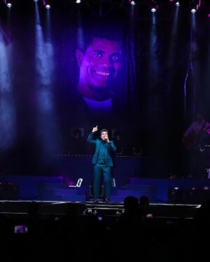 Daniel Instagram - Expressar gratidão é uma bela maneira de reconhecer o amor e o apoio que recebemos ao longo da vida. Transmitir sorrisos e música como forma de agradecimento é uma maneira única e significativa de mostrar apreço pelas pessoas especiais que encontramos em nossa jornada. Essa demonstração de gratidão e afeto pode criar laços ainda mais fortes e transmitir uma mensagem de amor e alegria. ❤️🌹

Fotos Incríveis: @danidosite
. . . 
#DanielNaEstrada #Daniel40Anos #DanielCelebraJoãoPauloeDaniel #ProduçãoDaniel