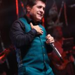 Daniel Instagram – Expressar gratidão é uma bela maneira de reconhecer o amor e o apoio que recebemos ao longo da vida. Transmitir sorrisos e música como forma de agradecimento é uma maneira única e significativa de mostrar apreço pelas pessoas especiais que encontramos em nossa jornada. Essa demonstração de gratidão e afeto pode criar laços ainda mais fortes e transmitir uma mensagem de amor e alegria. ❤️🌹

Fotos Incríveis: @danidosite
. . . 
#DanielNaEstrada #Daniel40Anos #DanielCelebraJoãoPauloeDaniel #ProduçãoDaniel Caxias Do Sul – Rio Grande Do Sul