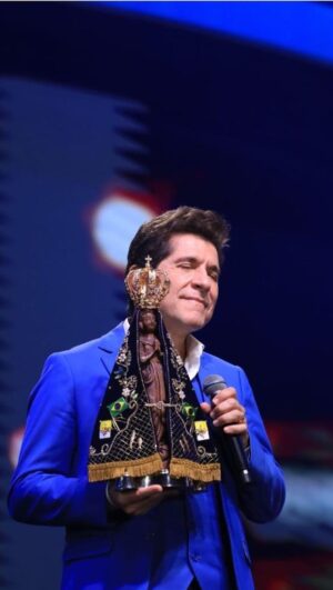 Daniel Instagram - Vamos orar e vibrar paz ao mundo!! Celebrar as nossas crianças!! Viver a nossa fé!! Viva a nossa padroeira, a rainha do Brasil, Nossa Senhora da Conceição Aparecida!! Cubra o mundo com seu manto de amor!! @padroeira 🙏🏻❤️ #DiaDasCrianças #DiaDeNossaSenhora #NossaSenhoraAparecida