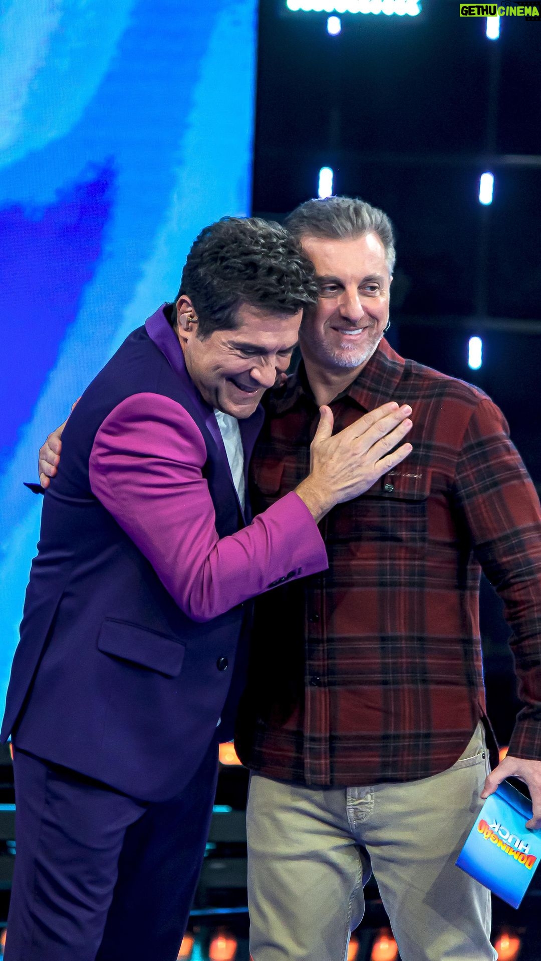 Daniel Instagram - TV | Hoje a gente aproveitou o dia de #tbt pra relembrar esse @domingao que contou com a participação do Daniel!! Perdeu ou quer rever? Corre no @globoplay!! Foi incrível!! ❤️🌹 . . . @lucianohuck @estelinhabezerra @dealucia66 @liviaandradereal @pefabiodemelo @claudiaraia @maumeirelles . . . #TBTDaniel #DomingãoComHuck #Domingão #ProduçãoDaniel Estúdios Globo