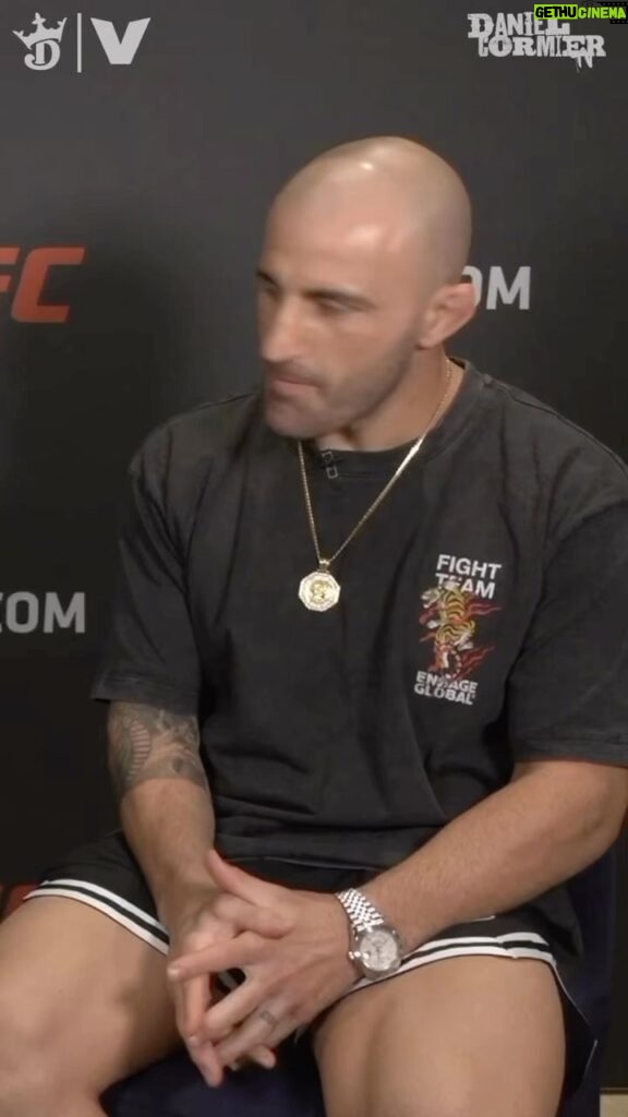 Daniel Cormier Instagram - Today I check-in with the champ @alexvolkanovski and we spoke about his weight when he got the call how he intends to win this fight and so much more. This man has confidence when I look at him like I can’t believe. It isn’t fake. He believes everything he is saying and hell why not. This is a good one. Make sure you guys check it out live at 12pm eastern / 9 am pacific at the link in my bio! This fight card is gonna be bananas. Go!