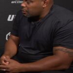 Daniel Cormier Instagram - My last check in of the week is with the former middle weight champion @alexpoatanpereira. And I can’t be the only one who wanted to know the answer to this lol. We talked about a ton, his light heavyweight debut and is he done with middleweight . Check it out. Link in bio