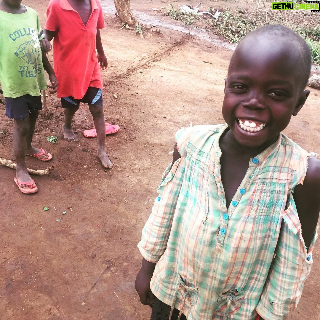 Daniel Gillies Instagram - beautiful people -- yes, I'm enjoying the wonders of SDCC, but i can't relent on the campaign: HIT THAT LINK IN MY BIO. go get a T-Shirt. all proceeds go to OXFAM and the refugees of the vicious South Sudanese civil War. let's maintain the conversation. that's how we end it. my voice. our fight. peace and love from San Diego. dg.