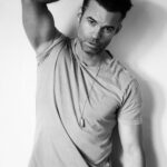 Daniel Gillies Instagram - some pics we took to promote my movie — ‘COMING HOME IN THE DARK’ available now on Amazon Prime, Apple TV, Google TV, Vudu, X-Box and Vimeo. if you don’t mind being terrified for an hour and a half, this movie’s for you baby. 🖤 📷 @danielgarriga_nyc @hype_photo_