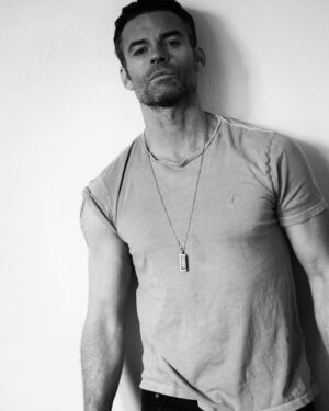 Daniel Gillies Instagram - some pics we took to promote my movie —

‘COMING HOME IN THE DARK’
available now on Amazon Prime, Apple TV, Google TV, Vudu, X-Box and Vimeo.

if you don’t mind being terrified for an hour and a half, this movie’s for you baby. 

🖤

📷 @danielgarriga_nyc
@hype_photo_