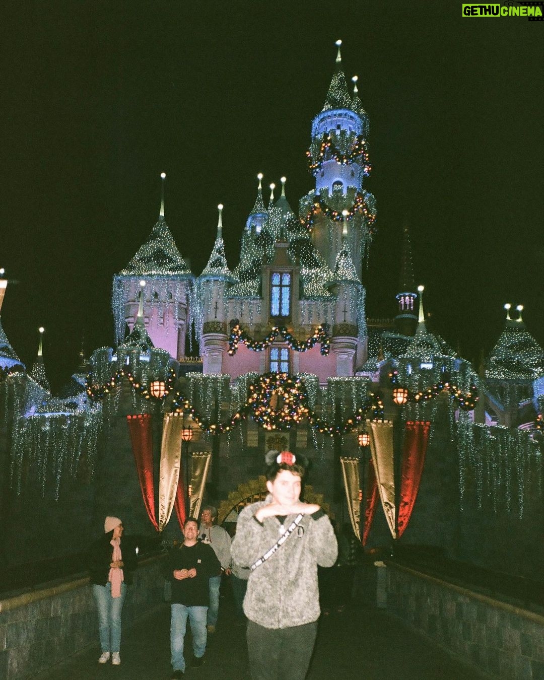 Daniel Howell Instagram - DOOMED ON FILM CHAPTER 3 FROZEN NIPS EDITION THAT USA TOUR WAS LITERALLY THE HIGHLIGHT OF MY LIFE THIS SHOW IS SAVING MY SOUL THANK YOU ALL AUSTRALIA NEW ZEALAND AND EUROPE NEXT COME SEE ME BEFORE THE WORLD ENDS danielhowell.com