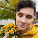 Daniel Howell Instagram - taking a break from the black to say #helloyellow - when you open up is when the sun starts to shine through 🌤 @youngmindsuk #worldmentalhealthday Portland, Maine