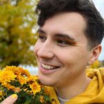 Daniel Howell Instagram - taking a break from the black to say #helloyellow - when you open up is when the sun starts to shine through 🌤 @youngmindsuk #worldmentalhealthday Portland, Maine