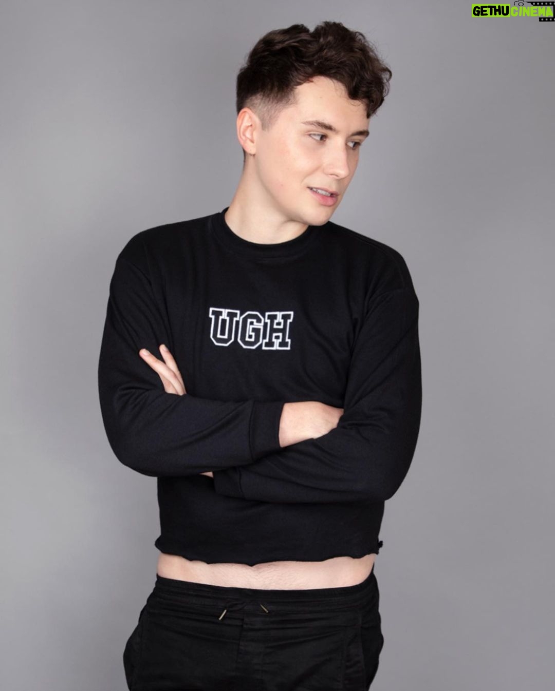 Daniel Howell - 473.1K Likes - back to class with sass
ugh crop sweater / notebook / sarcastic stationery / sequin bag 📝 now on shop.danielhowell.com ✨