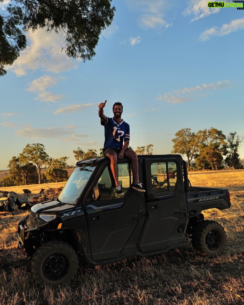 Daniel Ricciardo Instagram - Been at home. Off the grid. Exploring the outback with @polarisorv_aus 🤠