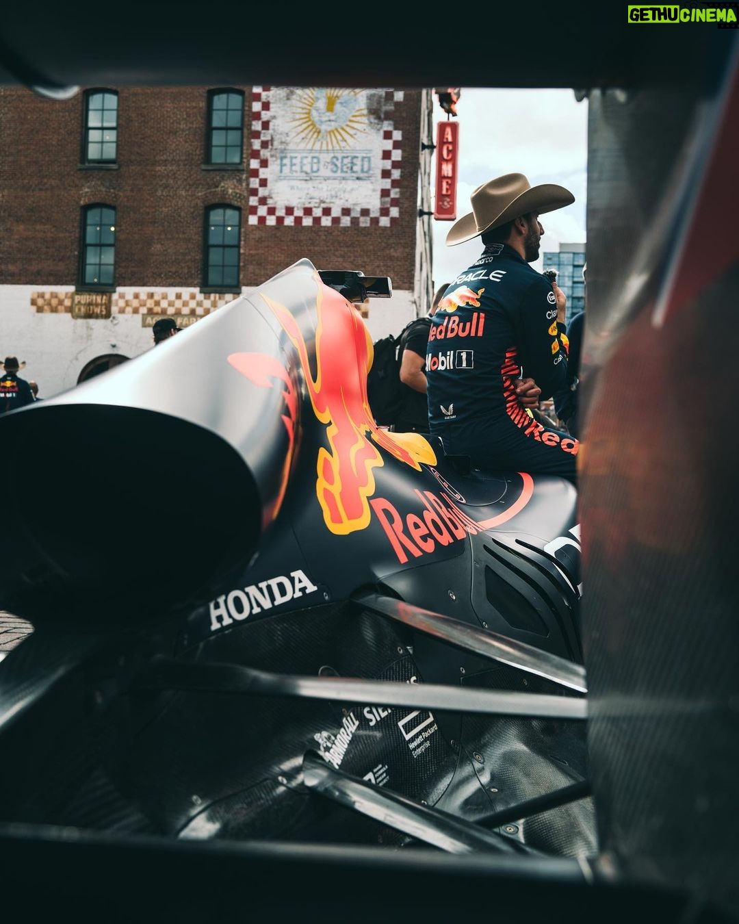 Daniel Ricciardo Instagram - Nashville hot chicken @redbullracing