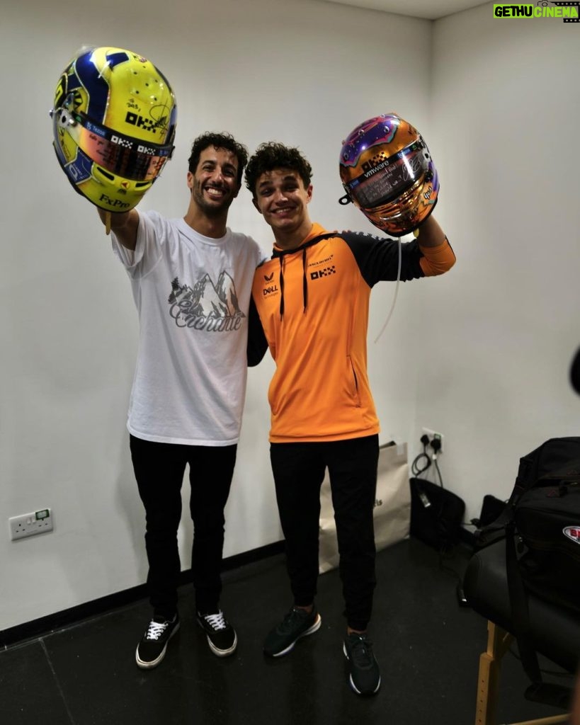 Daniel Ricciardo Instagram - Exchanging laughs, hugs & helmets.