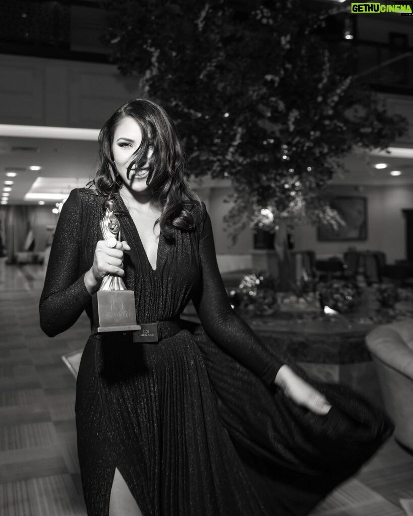 Daniella Rahme Instagram - Lights, camera, gratitude! 📸 Thank you to everyone who made this moment possible! 🎬🏆 @iraqawards Baghdad, Iraq