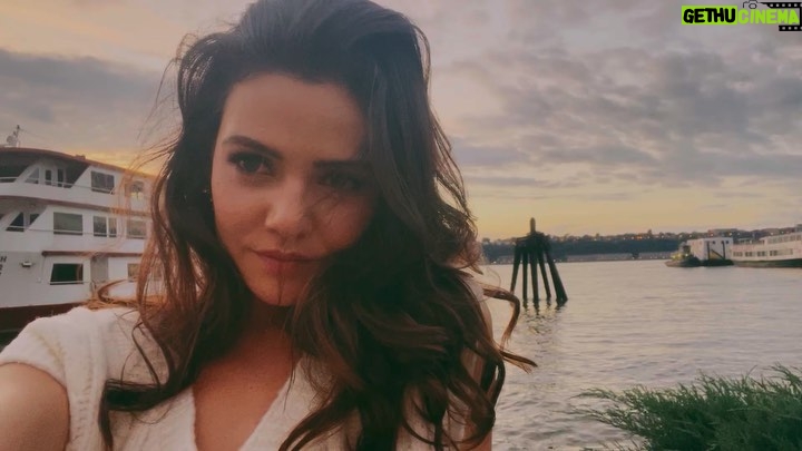 Danielle Campbell Instagram - 🪄hour Manhattan, New York