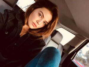 Danielle Campbell Instagram - How do I entertain myself in the car you ask? 
....
........
I’m not sure either.