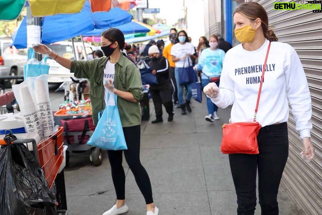 Danielle Campbell Instagram - Volunteering today with my @thisisabouthumanity family to deliver supplies + PPE to essential workers and immigrant families and help paint the mural on a new mobile health clinic. I can’t imagine a better way to CELEBRATE! ❤️🎉❤️🎉 @yscalibaja @zoe.winkler.reinis @elsamariecollins @pintora.ksan @xbordermb @icfdn @thisisabouthumanity @valoriedarling @sendintheclownsla @magnightentertainment @gogosqueez @baresnacks @skechers @pintora.ksan @My.oomla