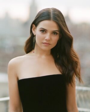 Danielle Campbell Instagram - @byrdiebeauty 💋🌹💥