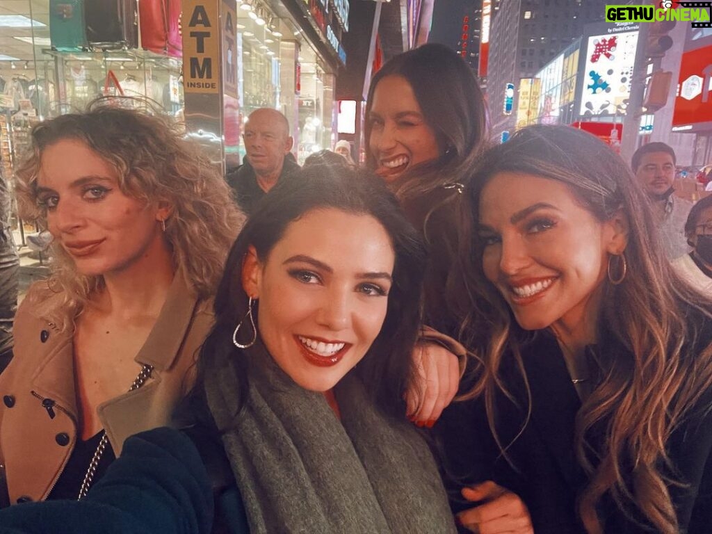 Danielle Campbell Instagram - NYC wasn’t ready🤪🗽🌃🎭