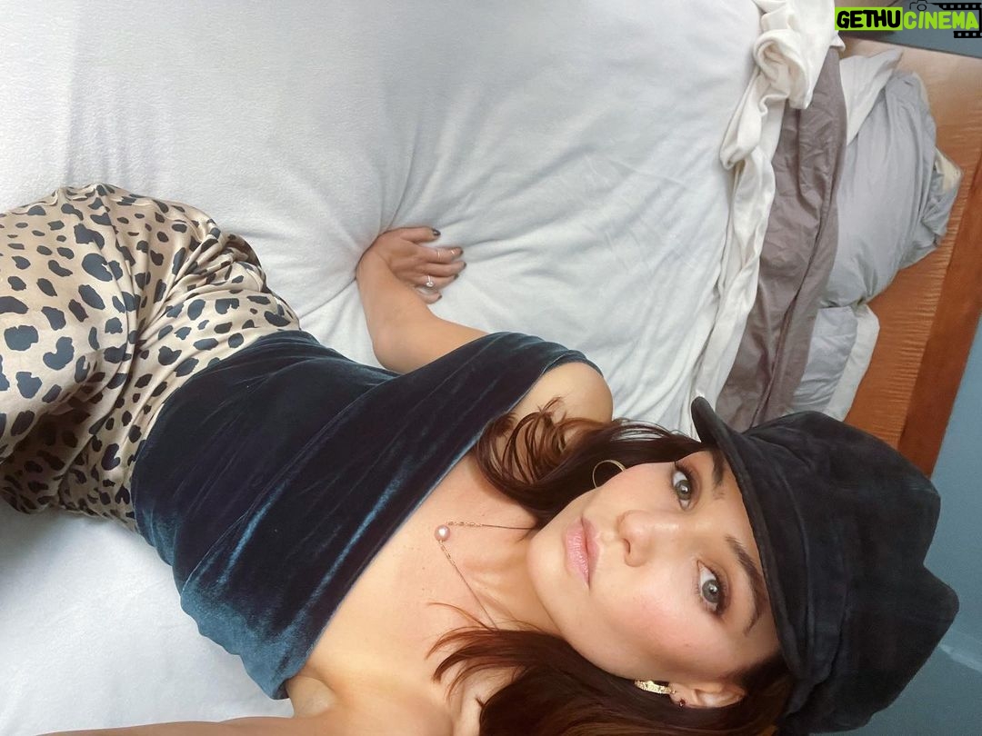 Danielle Campbell Instagram - A New York minute and counting..