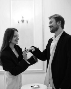 Danila Poperechny Instagram - Хотите охуеть, как быстро летит время? У нас сегодня год, как мы муж и жена. Уже целых 365 дней мы вот-вот сыграем свадьбу и будем продолжать в том же духе!